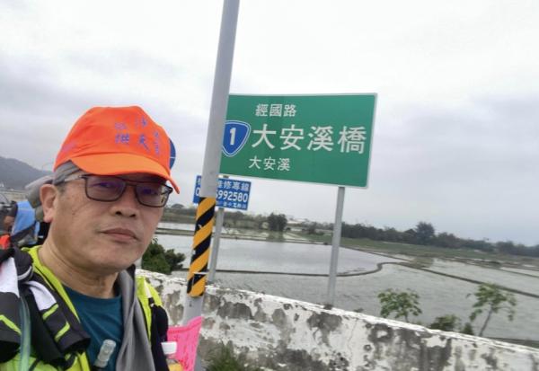 曾膝蓋受傷，醫師說「你這輩子別想再跑步」！他50歲跑馬拉松、60歲徒步環島，如何運動不傷膝蓋？