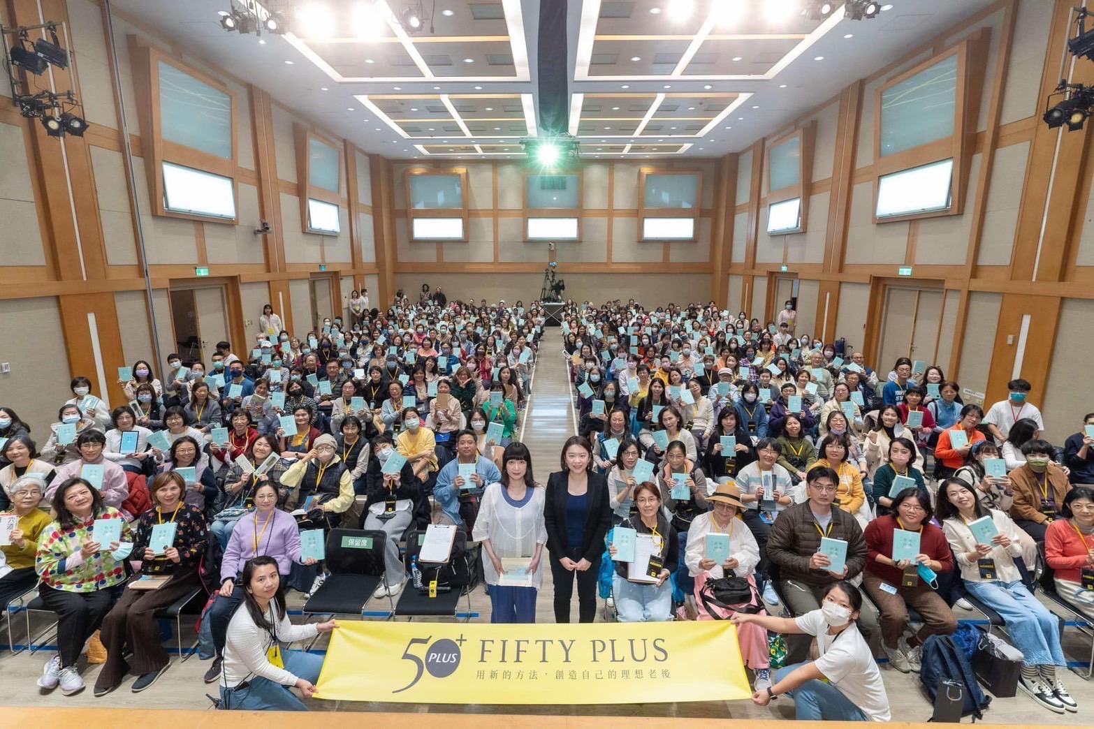 身心鬆柔身體實作課圓滿結束，《50+》學員與台大中文系教授蔡璧名、《50+》總編輯兼執行長王美珍合照。