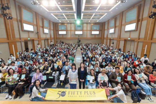 不生病的練習，600人一起走虛實步！50+蔡璧名身心鬆柔實作課現場紀實：讓自己有身可歸、有心可逃