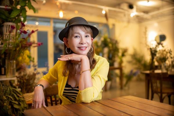 60後攻讀戲劇碩士、辦琉璃個展  周丹薇：好奇領我往前走，不再給人生太多負擔