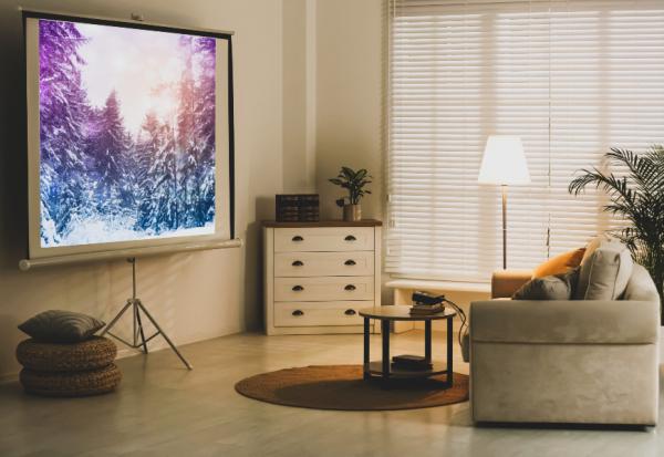 放聲大笑的自由！享受大螢幕還能隔絕噪音，客廳變家庭劇院的微裝修指南