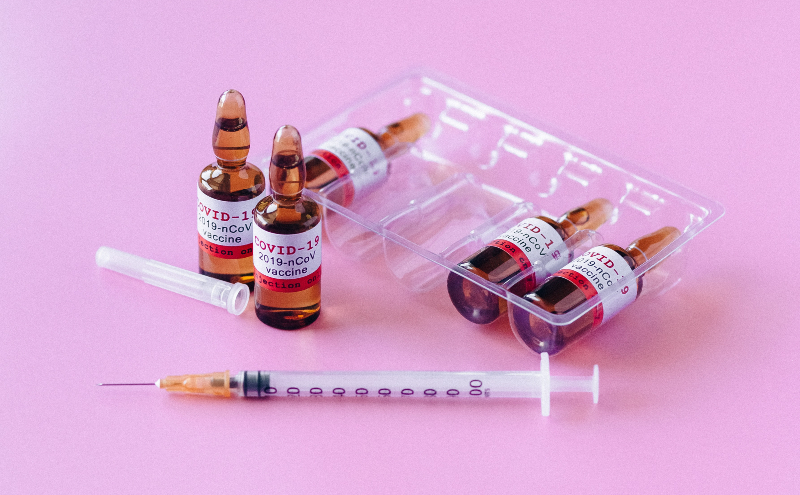 【名人書單】曹玉婷推薦：新冠危機下的《疫苗商戰》，在與病毒賽跑的道路上，我們還有多少時間？
