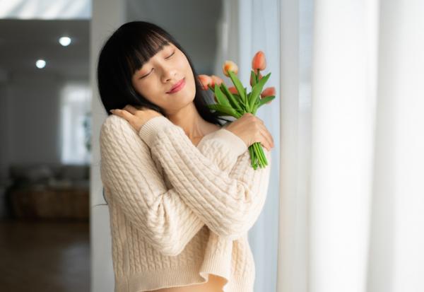 心情焦慮、不安時，擁抱身體能安撫情緒！心理師：如何為自己創造心理的防護罩？