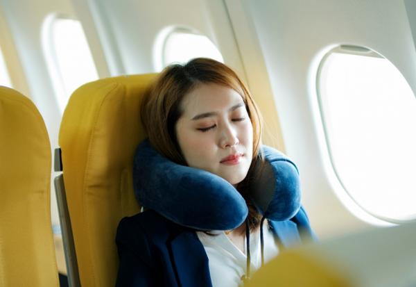 出國旅行，長途飛機睡不著、時差難調？史丹佛睡眠名醫的8個好眠秘訣