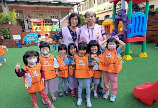 被小朋友叫老師，是一種自我肯定！「爺奶老師」計畫如何培訓退休者當有薪助教，找到熟齡第二路徑