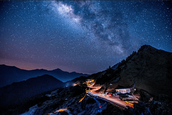 白天太熱不想出門？晚上可以很好玩！夜遊觀星、賞煙火，愈夜愈熱鬧的夏季夜間活動推薦