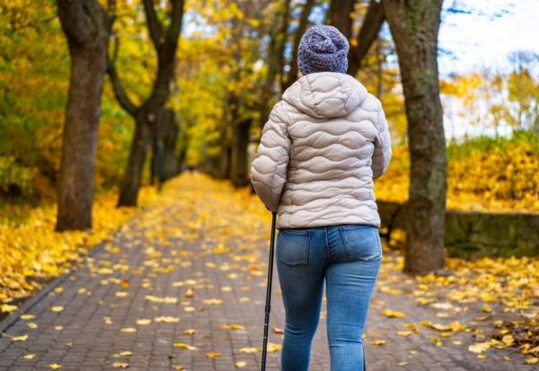 膝蓋痛、腰痠背痛，需要改變走路姿勢！專家：4個方法，用走路訓練正確步態，還能邊練臀肌 