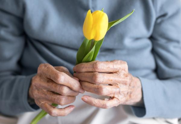 85歲長輩拒就醫選擇斷食善終，2度預告離世卻不像快臨終，家人如何是好？常佑康醫師：6個提醒開啟生命對話