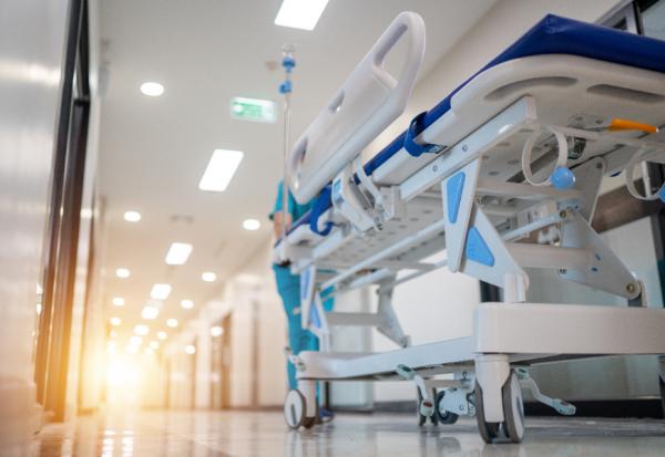 急診壅塞、沒病床住院，等待期間可以申請理賠嗎？保險顧問：3種狀況秒看懂，50歲是人生最後一次檢視保單！