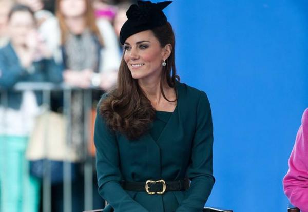 英國王妃最愛！雙腿看起來更修長、氣場自信優雅的站姿與坐姿