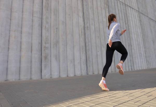 身體重心找回來！曾與羽生結弦合作的姿勢教練：日常做2個動作，姿勢年齡變年輕