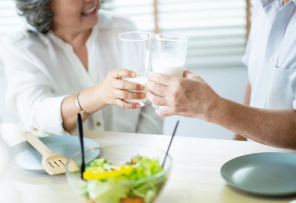 喝水常嗆到、吞嚥易嗆咳？陪長輩吃飯留意3重點，最後一口水不用喝完