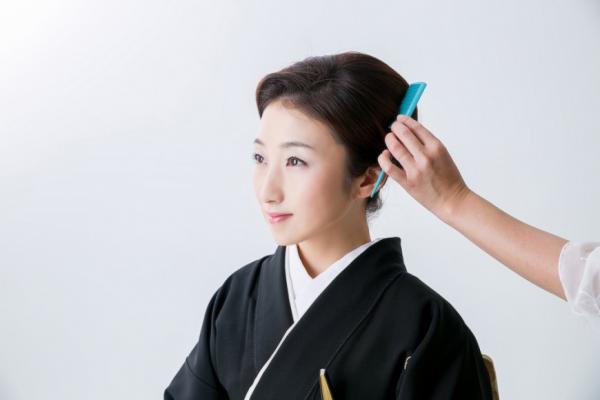 髮質好，視覺就減齡！日本女子梳頭3程序，真正促進血液循環