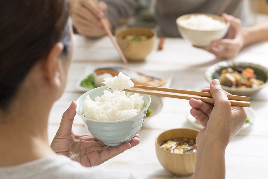 預防失智，吃飯時多嚼幾下！陽明大學研究：延緩腦退化，每日10分鐘健口操