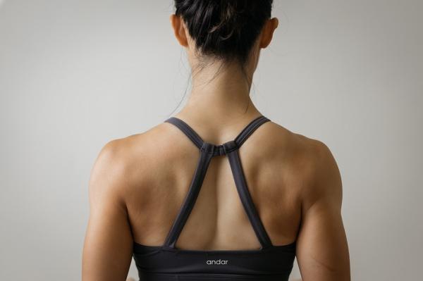 虎背熊腰不是發胖，是上半身肌肉無力！6組動作，練出天鵝頸、直角肩、少女背