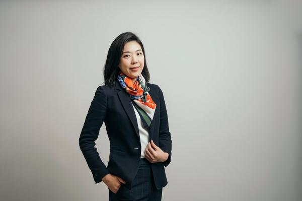 保暖、改變臉型，創造萬種風情！絲巾的6種穿搭造型