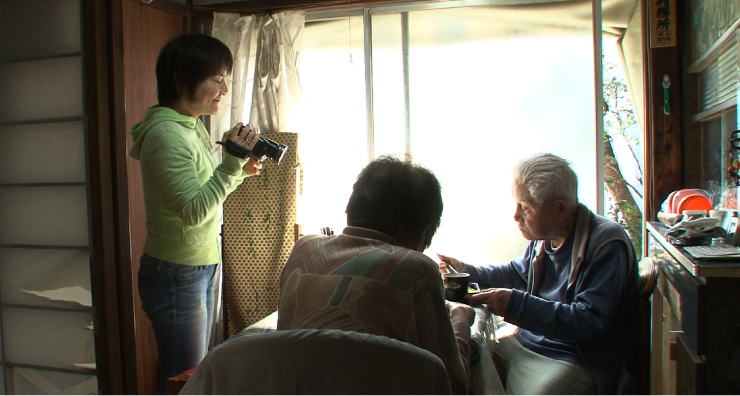 變笨了也要努力活下去：日本失智紀錄片，女兒拍下高齡父母相互扶持的1200天