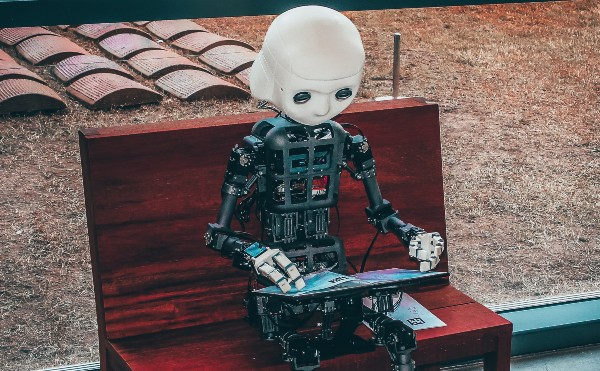 「ChatGPT」怎麼用？哈拉瑞：AI 人工智慧很快就會比我們更懂我們自己。
