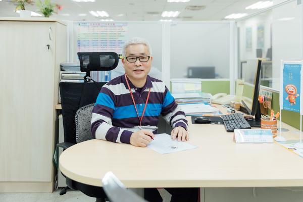 在工作中助人的快樂感，效用勝過身心科藥物！前銀行業主管被裁員，轉職到就業服務站工作走出憂鬱