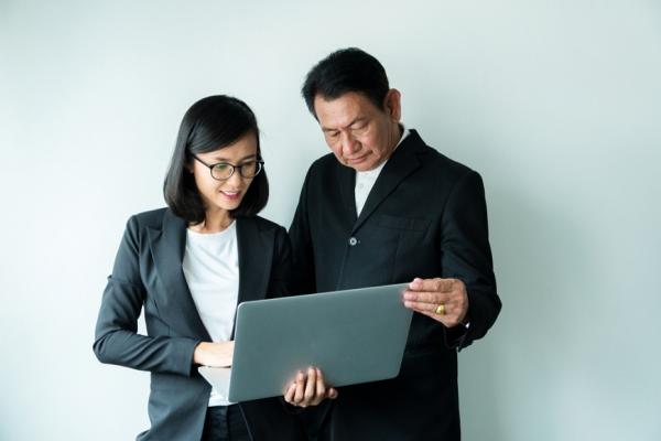 同事和子女一樣大怎麼辦？Airbnb顧問：他教科技，我教人性