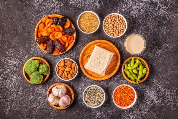 更年期後怎麼保養子宮？婦產科醫師：豆漿、豆腐都能吃，只有這類食品要注意