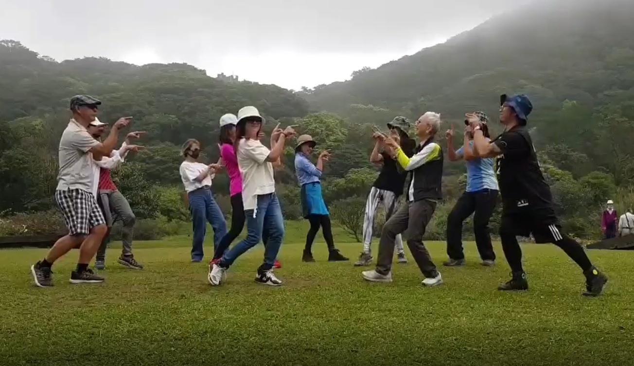 50+讀者Show｜一個人跳不如揪一群人跳！登山健行休息的空檔也能挑戰神曲！(2020.3.9)