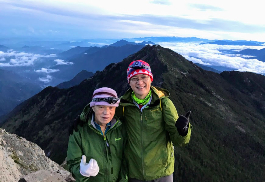 膝蓋開過刀，76歲還能登玉山嗎？鄭奕富一家：用充分準備與支持，取代對長輩的過度保護