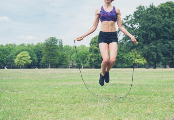 比跑步不傷膝、比游泳更減脂！減重名醫呂紹達教你跳繩6技巧，還能防骨鬆