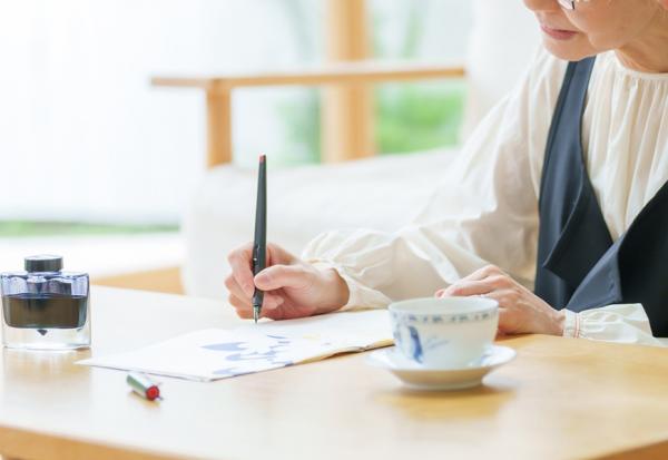 68歲周遊世界、70歲到巴黎學料理、90歲表演獨唱！傳奇作家張心漪：快樂老年要準備，40開始不嫌早