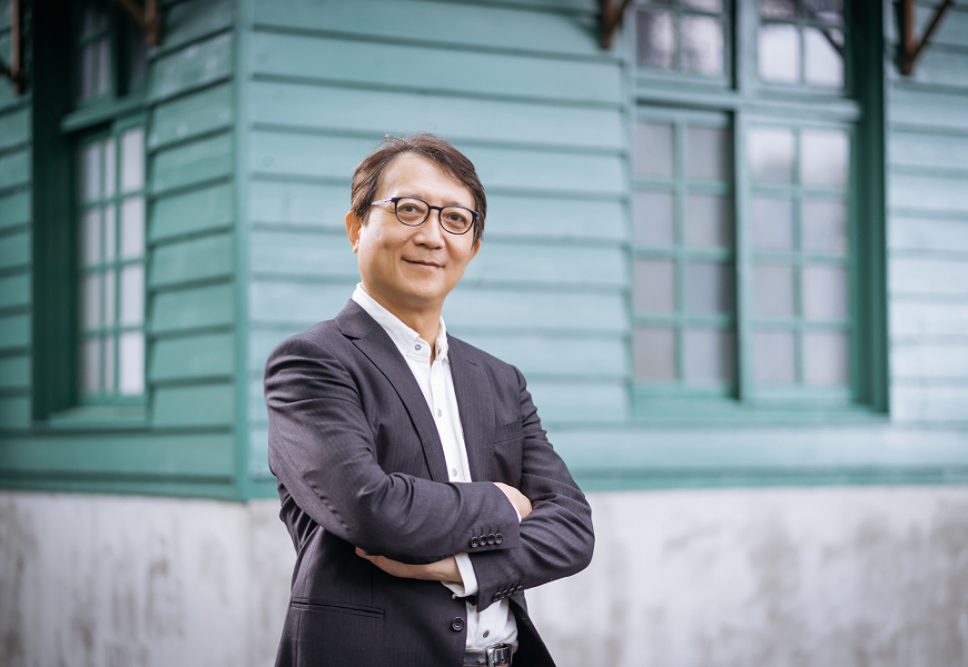 人要有懂得放手的豁達，也要有面對現實的勇氣。