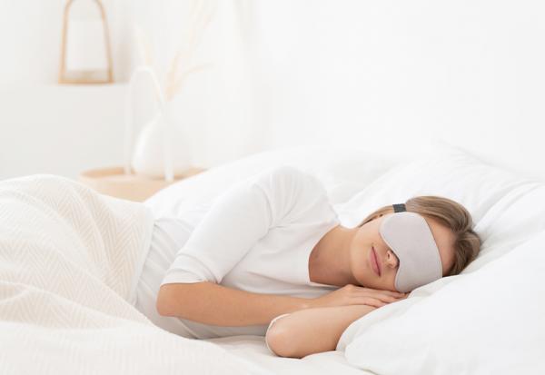 多睡一小時，隔天少攝取162卡熱量！6個步驟改善失眠，提升瘦體素濃度、減少脂肪囤積