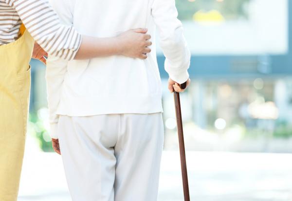 陳乃菁專欄｜長輩稱家裡鬧鬼、嫌電費、醫藥費太貴！照顧者該怎麼做，讓顧爸媽之路更順暢？