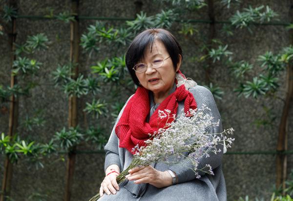 與巴金森氏症共處20年，開畫展、挑戰晨泳！75歲徐英珍：多和正能量的人相處，每天都有想做的事