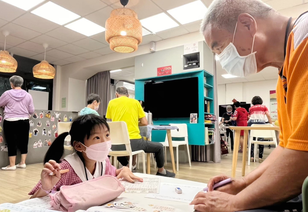 社區居民們，不分老小，可放鬆地在林投好客廳做自己的事。