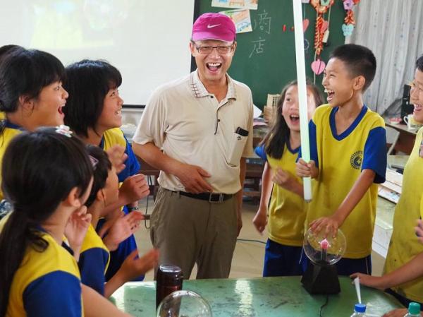 退休教師再上路 用休旅車開創偏鄉新教室