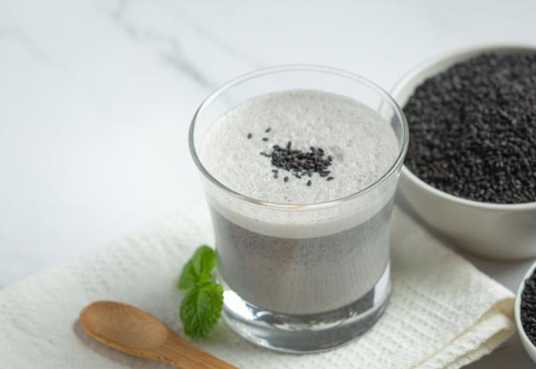 護心防骨鬆！更年期女性吃堅果這樣配，乳糖不耐、吃全素亦有解