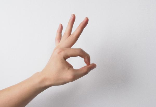 憂鬱、失眠、便秘，可能是帕金森氏症前兆！醫師：50後每月做手指操自我檢測，可及早發現與治療