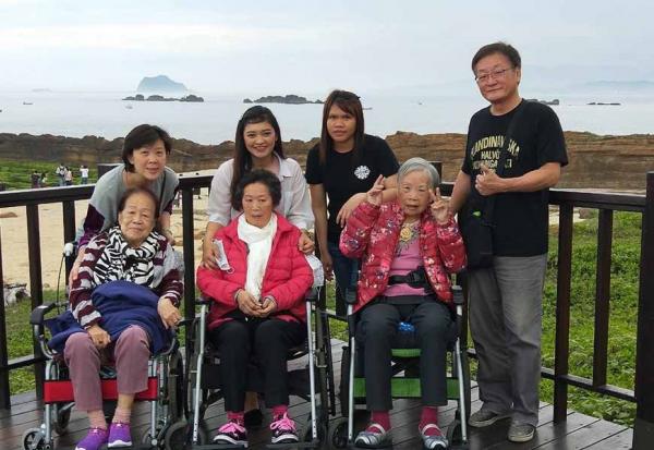 一打三照顧失智媽媽、外婆與婆婆，如何讓日子有笑聲？許美玲：人生沒有劇本，悲劇開場也可能喜劇收場