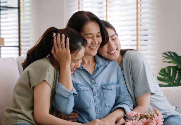 洪雪珍專欄｜「媽媽老了，沒人陪好可憐⋯」 50歲一點也不老，別讓成年兒女黏爸媽錯過自己的人生