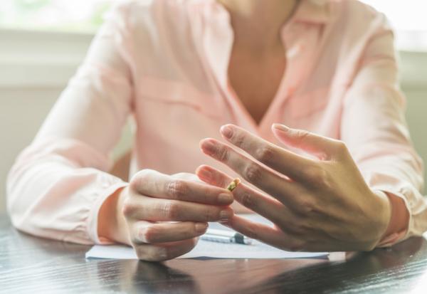 她訴訟2年離婚，親友卻問何時復合或再婚？律師：好管閒事的人閉嘴！不婚與獨自幸福的自由沒人有權干涉