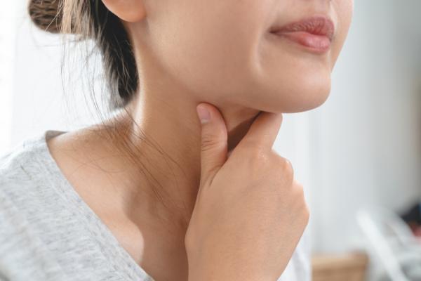 女45歲男60歲後唾液會減少，易致口臭、說話困難！試試按摩唾液腺，5個日常習慣助改善