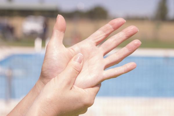 不想老後駝背，常按手掌與腳底！健身教練：改善循環、關節僵硬，從第一指節開始