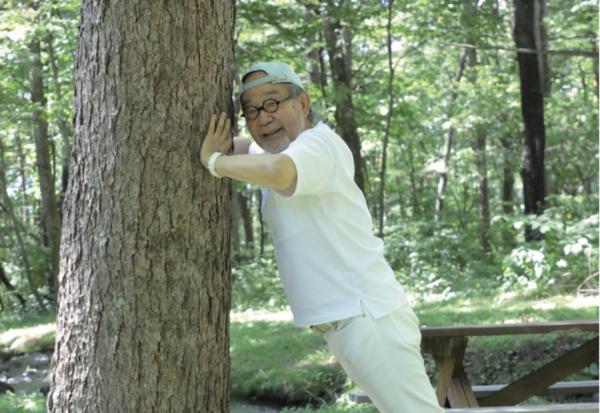 每天存肌肉，90歲也能如常外出不疲累！鎌田實懶人肌肉鍛鍊操：在公園抱樹也能強化上半身