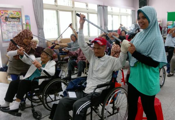 沒有健身房就用小包包練！花蓮縣推「運動舒包」課，長者中風後重新騎回腳踏車