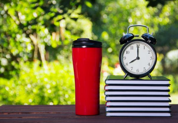 水喝不夠易腦霧失智！中年後養成喝水新習慣：別等到口渴，這2個時間點最該補水