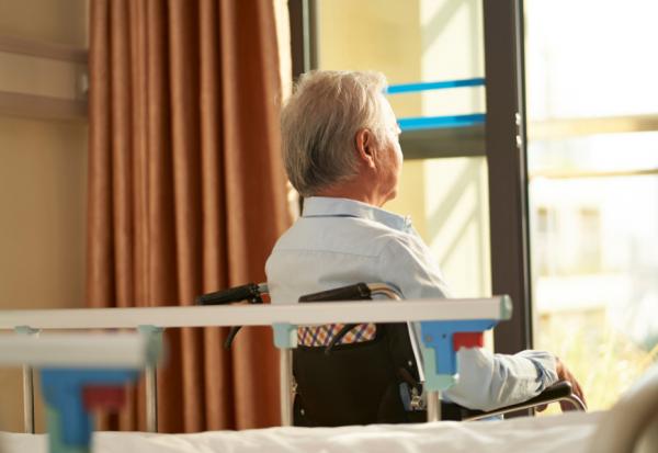 為了一根鼻胃管，父子心裡都苦！賴其萬醫師：如果父親最後幾個月能重來，我會怎麼做？