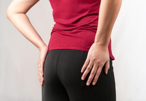 走路跨步痛，可能是退化性髖關節炎！每天做網球伸展操，讓卡卡的髖關節活動滑順、不再疼痛