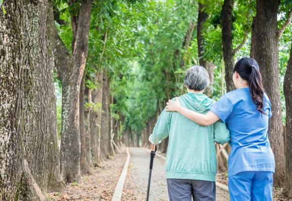 家人要出院，還沒買輔具、請看護？認識出院準備服務項目、申請方式