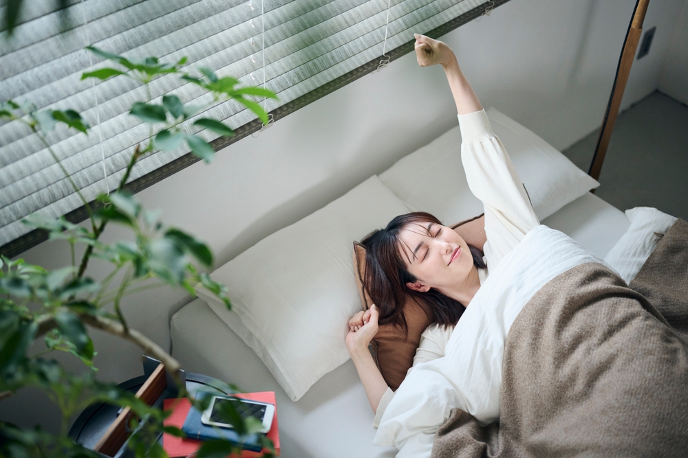 鬧鐘響別急著起身，抬手抬腳讓身體暖起來。