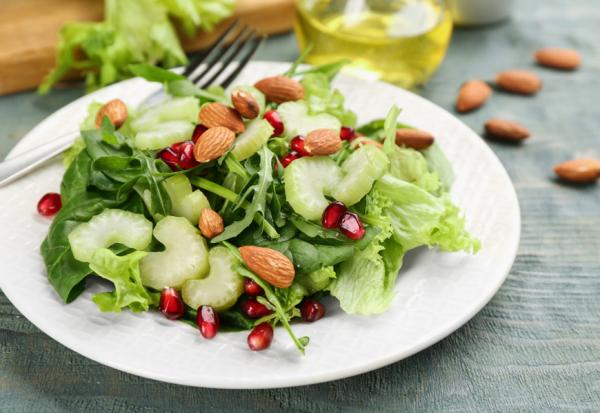 天天吃深綠色蔬菜，大腦年輕11歲！洛桑加參醫師：讓腦霧散開的7種食物，提升記憶力、讓人快樂